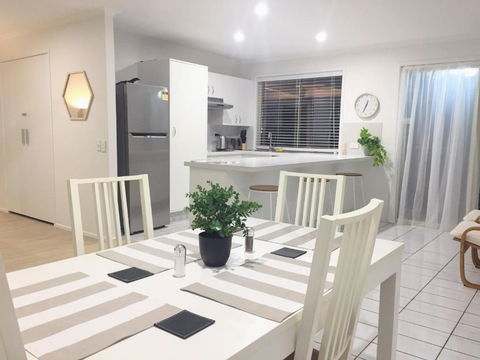Robin Joy - Accommodation Cooktown 0