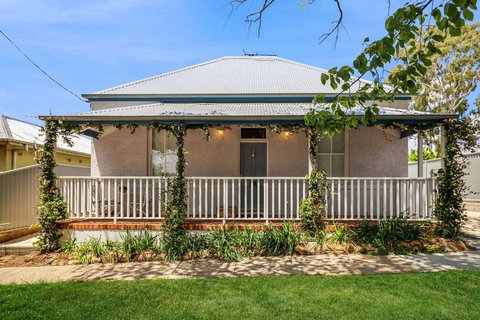 RoseBerne Cottage - Accommodation Cooktown 0