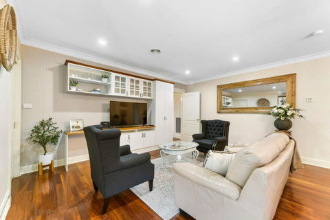 Roselawn Manor - 5 Bedroom Entertainer - Accommodation Cooktown 2