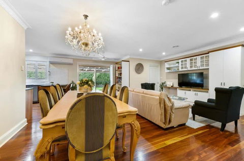 Roselawn Manor - 5 Bedroom Entertainer - Accommodation Cooktown 3
