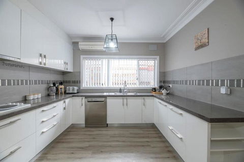 Roycox Cottage - Charming Escape, Fireplace - Accommodation Cooktown 2