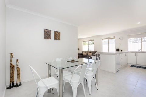 Safari Family Stay - EXECUTIVE ESCAPES - Accommodation Cooktown 1