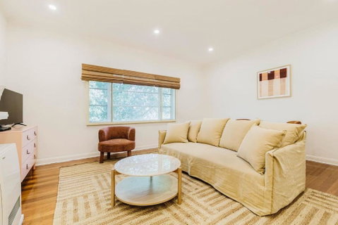 Salmon Calm - Trendy Velvet Allure By Albert Park - Accommodation Cooktown 2