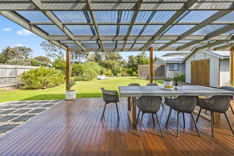 Salt Air Beach Retreat - 280m Walk To Foreshore, Check Out 5pm Sunday! - Accommodation Cooktown 2