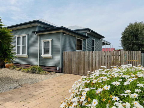 Saltwater Bungalow - WiFi - Accommodation Cooktown 0