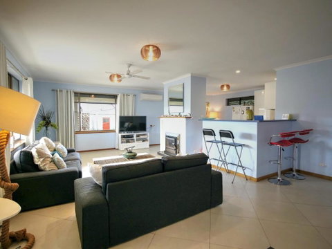 Salty Air Apartments Kingscote Kangaroo Island - Accommodation Cooktown 3