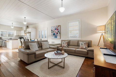 Sampson Cottage - Historic Charm - Accommodation Cooktown 3