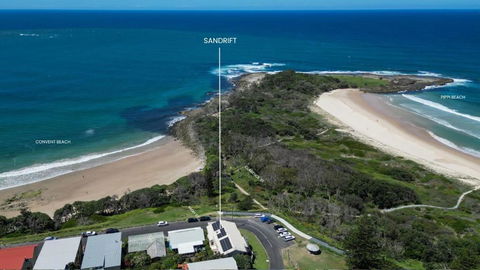 Sandrift Two - Oceanstays - Accommodation Cooktown 3