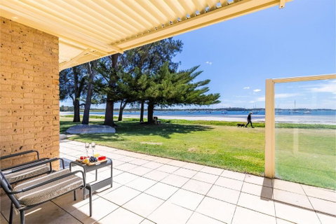Sandy Beach House Corlette Unit 1 Waterfront WI-FI Aircon - Accommodation Cooktown 2
