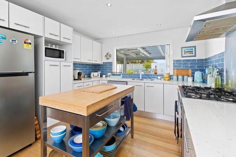 SANTORINI BEACH HOUSE SAFETY BEACH - Accommodation Cooktown 2