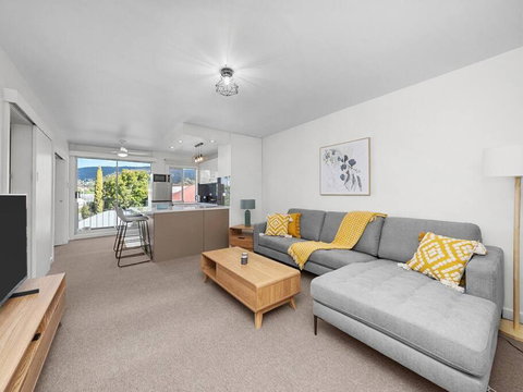 Sandy Bay Apartment With Hobart River View, Near UTAS - Stroll To Cafes And Shops - Accommodation Cooktown 0