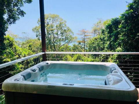 Sky: Rainforest And Ocean Views With Jacuzzi - Accommodation Cooktown 3