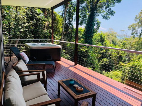 Sky: Rainforest And Ocean Views With Jacuzzi - Accommodation Cooktown 1