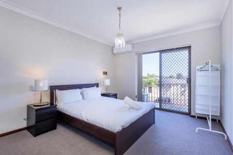 Spacious Family Retreat - EXECUTIVE ESCAPES - Accommodation Cooktown 1