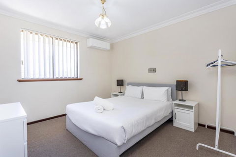 Spacious Family Retreat - EXECUTIVE ESCAPES - Accommodation Cooktown 3
