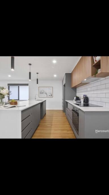 Spacious House Close To Hobart CBD WiFi And New Sony QLED Smart TV - Accommodation Cooktown 0