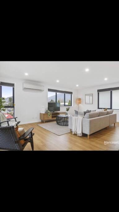 Spacious House Close To Hobart CBD WiFi And New Sony QLED Smart TV - Accommodation Cooktown 1