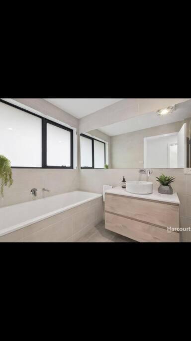 Spacious House Close To Hobart CBD WiFi And New Sony QLED Smart TV - Accommodation Cooktown 3