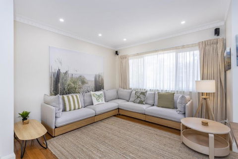 Swanbourne Family Home - Executive Escapes - Accommodation Cooktown 1