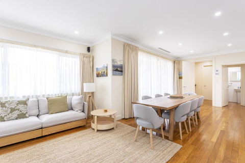 Swanbourne Family Home - Executive Escapes - Accommodation Cooktown 2