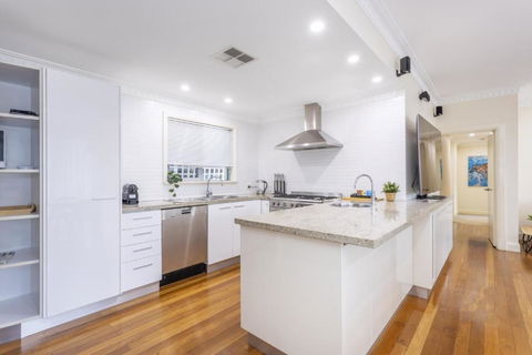 Swanbourne Family Home - Executive Escapes - Accommodation Cooktown 3