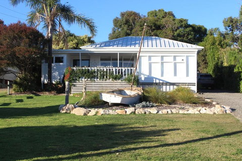 The Boathouse, A Place To Unwind & Explore - Accommodation Cooktown 1