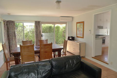 BEACHPOINT COTTAGE - Accommodation Cooktown 3