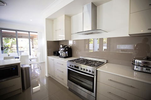 Beachside Family Entertainer - Free WIFI - Linen Included - Accommodation Cooktown 2