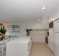 BEAUTIFULLY RENOVATED OCEANSIDE APARTMENT - Accommodation Cooktown