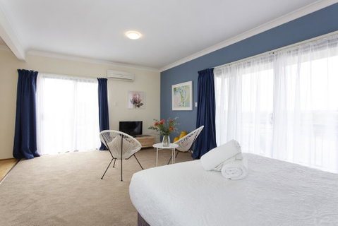 Bella Vista Townhouse With Views - Accommodation Cooktown 3