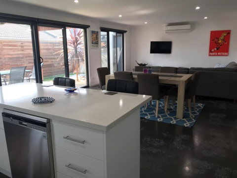 Ben's Place - Modern & Convenient - Accommodation Cooktown 1