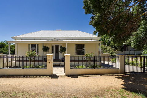 Berkeley Street Townhouse - Accommodation Cooktown 0