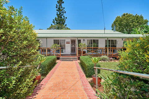 Birds 'n' Bloom Cottages - Accommodation Cooktown 3