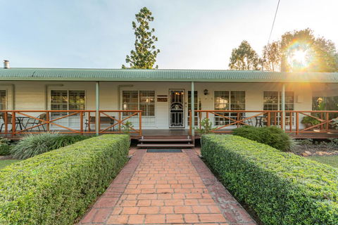 Birds 'n' Bloom Cottages - Accommodation Cooktown 0
