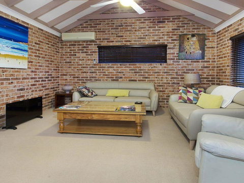 Bombo Blue - Pet Friendly Townhouse - Accommodation Cooktown 3