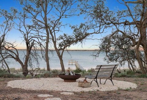The Jetty House - Lake Frontage Barmera Riverland - Accommodation Cooktown 2
