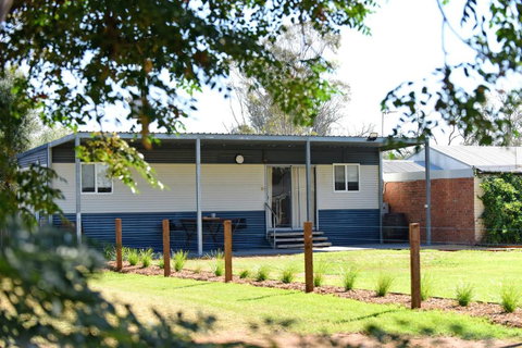 The Jetty Hut - Lake Frontage Barmera Riverland - Accommodation Cooktown 1
