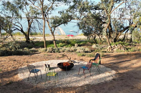 The Jetty Hut - Lake Frontage Barmera Riverland - Accommodation Cooktown 3
