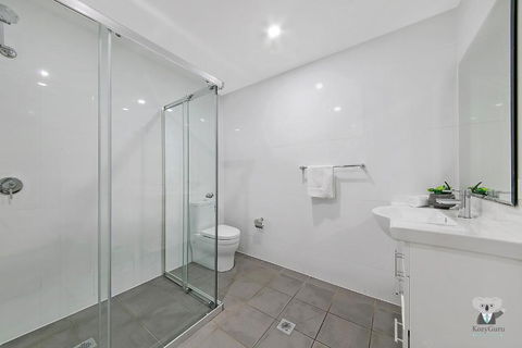 WARRICK FRAM 3 BEDS APT FREE PARKING WALK TO WESTFIELD CLOSE TO HOSPITAL NWF003 - Accommodation Cooktown 3