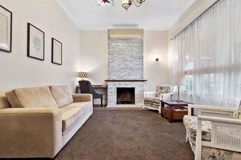 White On Wright Clare - Accommodation Cooktown 3