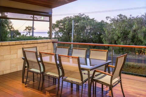 XYZ Holiday Home - Accommodation Cooktown 3
