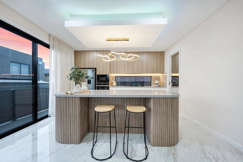 Spacious & Luxury 4Bed Room Retreat Near Station - Accommodation Cooktown 2