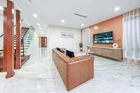 Spacious & Luxury 4Bed Room Retreat Near Station - Accommodation Cooktown 3