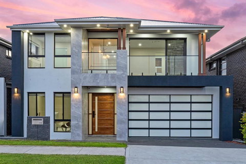 Spacious & Luxury 4Bed Room Retreat Near Station - Accommodation Cooktown 0