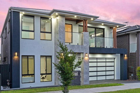 Spacious & Luxury 4Bed Room Retreat Near Station - Accommodation Cooktown 1