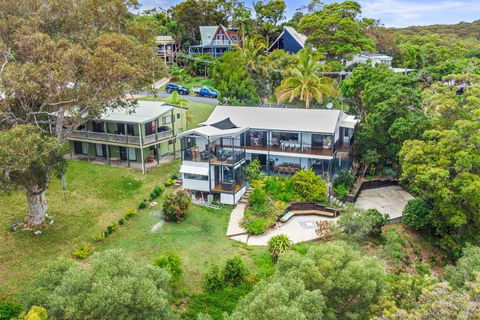 YARABIN - Luxury Home With Ocean Views - Accommodation Cooktown 2