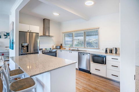 Yaringa -13 Seaview Street SWR- Full Linen Provided - Accommodation Cooktown 1