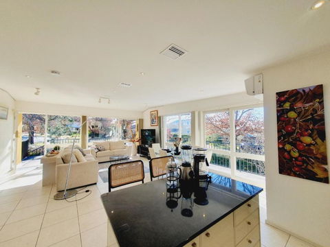 Yarralumla Sunny&open&comfy 3B&2B Home Near By A Lake And Shopping Centre - Accommodation Cooktown 0