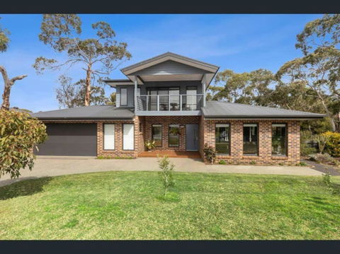 Yellow Gum Family Retreat - With Heaps Of Room For A Boat! - Accommodation Cooktown 0