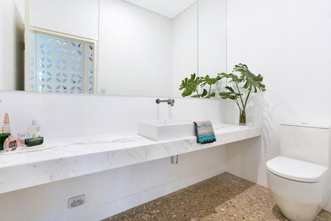 ZenLux Massive 5-BR Holiday Home - Pool - BBQ - Accommodation Cooktown 3